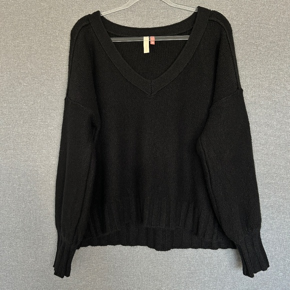 Pilcro Sweaters - Anthropologie Pilcro size L sweater black v-neck pullover dolman puff sleeve